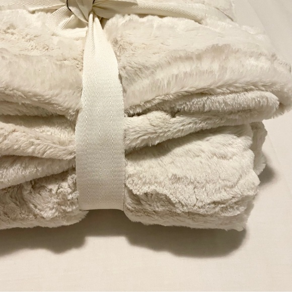 Indigo Cozy Cabin Faux Fur Throw 50” x 60” - Picture 9 of 16